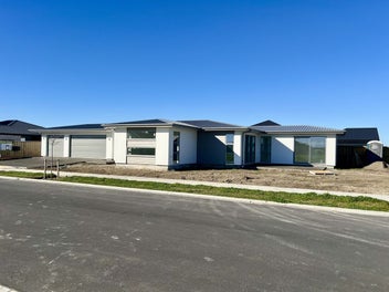 Elegant & Spacious Living in The Crossing