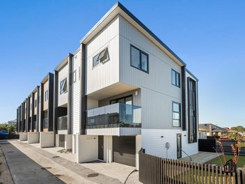 Freehold, Spacious & Stylish