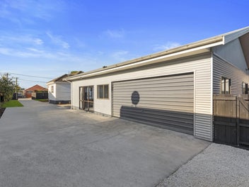Large consented studio & 4 car garage!