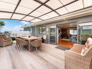 CASUAL ENTERTAINING AT PUKEHINA