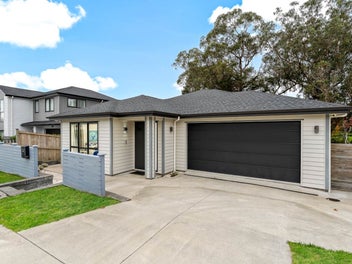 6 Bedroom Modern Living with Granny Potential!