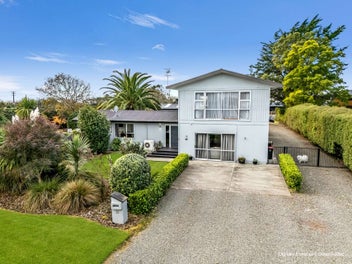 Poolside Paradise in Coastal Clive!