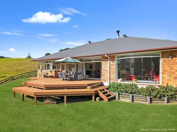The Best Of Town & Country On 5 Acres!
