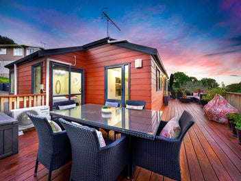 Tranquil Titirangi with Central Convenience!