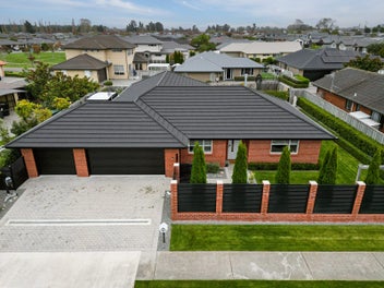 5 Bedrooms and Triple Garage, Unique in Pegasus!