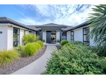 6 WEEK OPPORTUNITY FOR AN AMAZING BUY!!