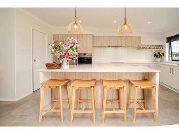 MODERN HOME, GREAT LOCATION
