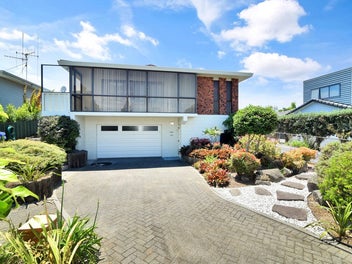Low-Maintenance Living in a Prime Mount Location
