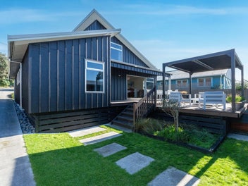Architectural Elegance & Room for Everyone!