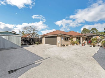 SINGLE LEVEL STUNNER - BRICK AND TILE