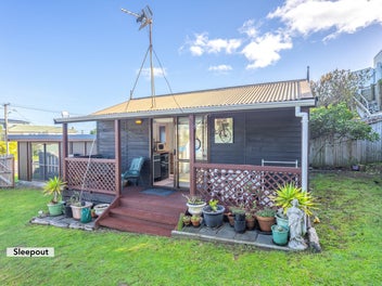 DUAL LIVING BEACH OPPORTUNITY