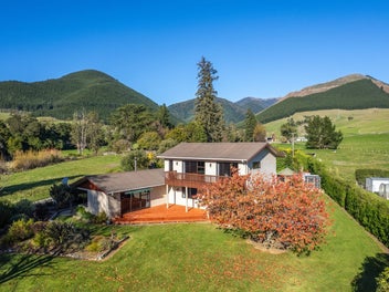 Spacious Family Home on Rural Retreat