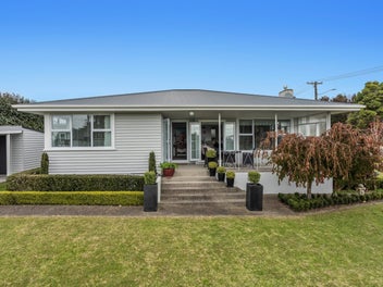Stylish, Sunny & Superbly Located