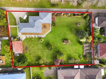 Almost Half an Acre in the Heart Of Hamilton!