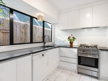 Tranquil Family Oasis // Freehold 335m2
