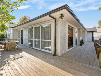 PEACEFUL FAMILY OASIS IN OREWA