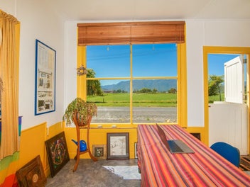 Motivated vendor eager for sold sign!