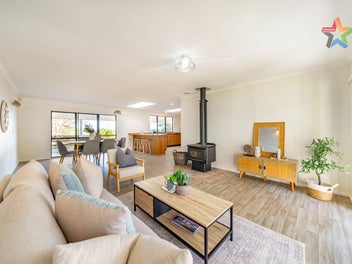 MODERN LIVING MEETS FUNCTIONING LIFESTYLE BLOCK!