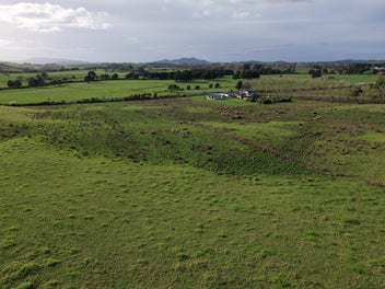 10 Acres (4 ha)- Handy to town.