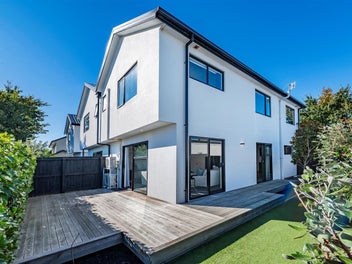 Oversized, Contemporary Townhouse on Town's Edge