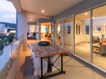 EXECUTIVE 3 BEDROOMS & OFFICE & 3 CAR...