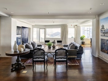 EXECUTIVE 3 BEDROOMS & OFFICE & 3 CAR...