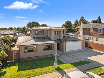 Gorgeous Family Home with 5 Bedrooms!