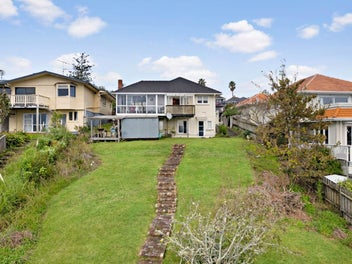 Coastal Elegance in Rothesay Bay
