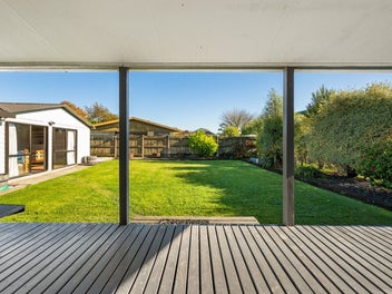 Home Plus Sleepout With Bathroom - This Has It All