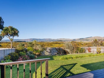 EXTENSIVE VIEWS ,SPACE & STYLE !!