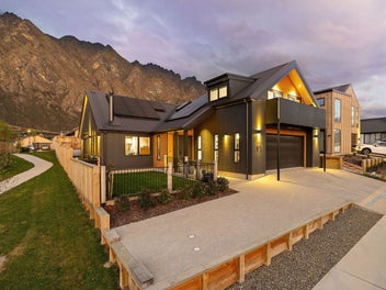 Family haven with bonus unit!