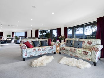 Spacious 300m2 Home In Top Location