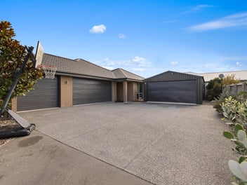 Five car garage, big section - need I say more?