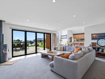 Standout Residence on Chatham Rise!