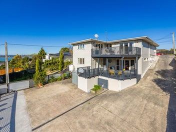 Big Family Home with Sea Views & Section!