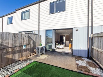 Walk to Everything – Freehold Townhouse in Pri...