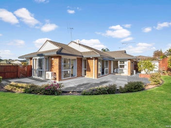 Single level, Brick, Low Maintenance, Beauty!