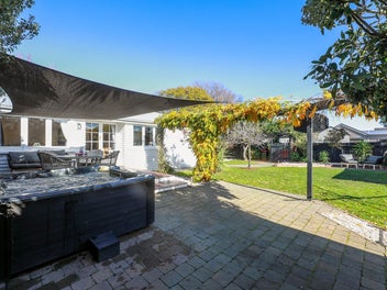 Charming Family Bungalow Set In Springlands