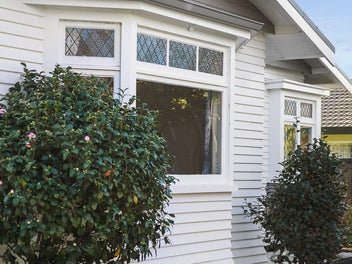 Charming Family Bungalow Set In Springlands
