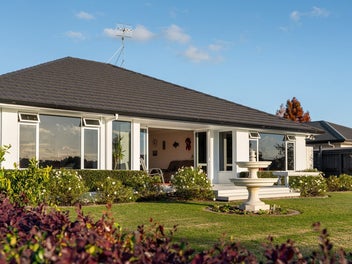 Quality Living, Stunning Lake Views