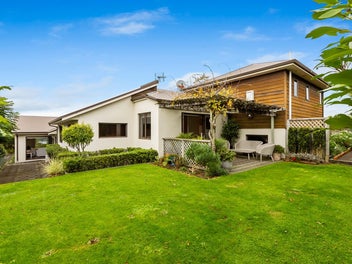 GRACIOUS & SPACIOUS WITH UNRIVALLED VIEWS!