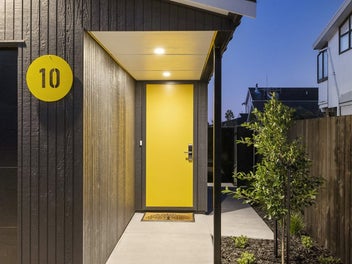 Stylish. Spacious & Harbour Views.