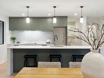 Spacious Luxury Living in Kotare Park
