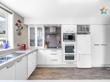 SPACIOUS FAMILY HOME IN PARK-LIKE SETTING