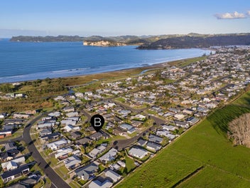 WALK-IN READY PREMIER BOUTIQUE BEACH RETREAT...