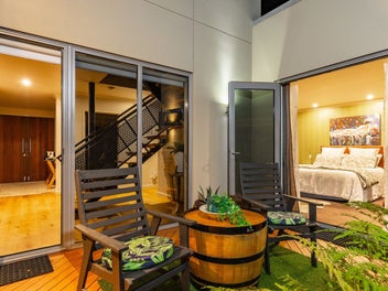 Executive townhouse moment from the CBD