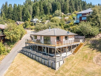 Easy Living, Scenic Setting