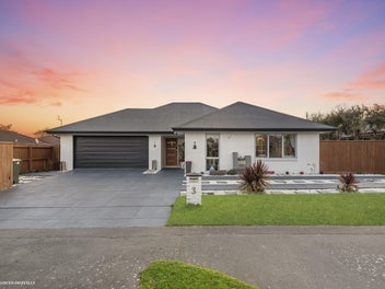 Beautifully Renovated 4/5 bed Home - Must Sell