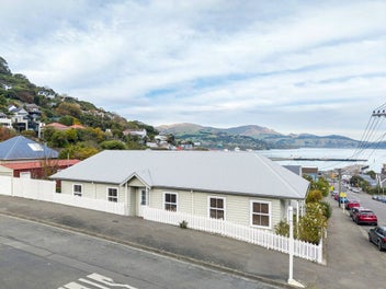 Gorgeous home, Huge garage / workshop !