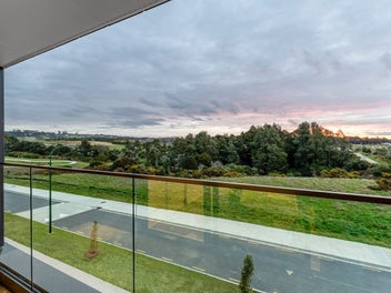 Reserve Facing Townhouse. Sky City Views!